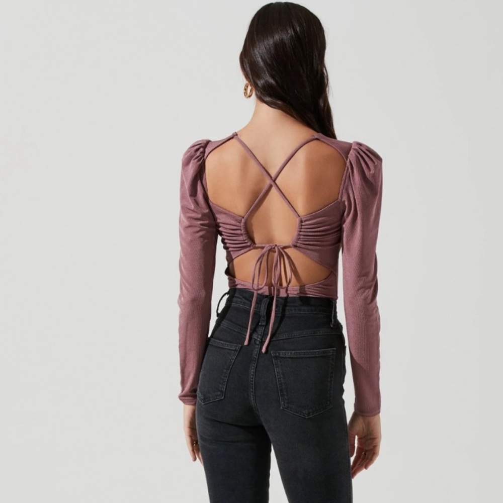 ASTR long sleeve ribbed puff shoulder cutout back body suit in Mauve size M